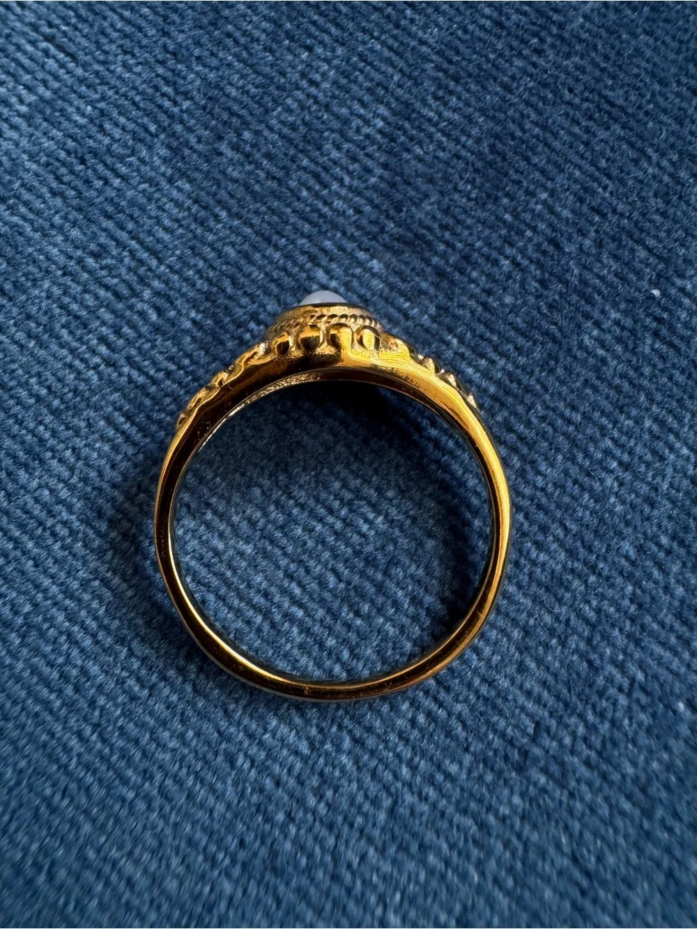Stunning Gold tone faux pearl ring size 8